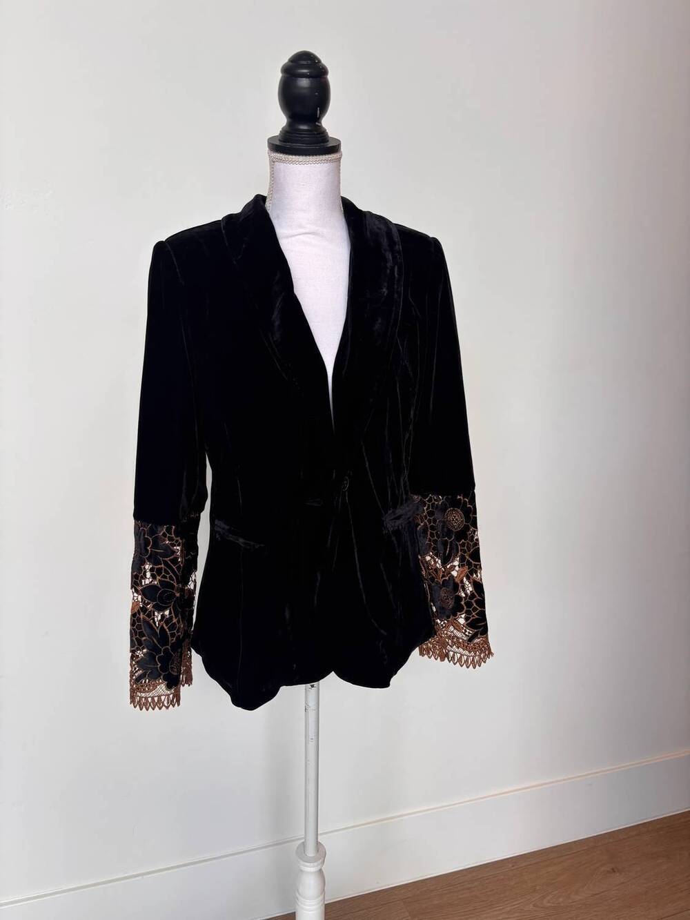 NEW PAPARAZZI women's velvet blazer with thread cutwork in black/gold